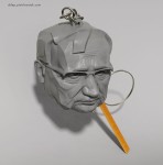 rzeźba "ZŁY PROKURATOR" -  brelok z tekstem